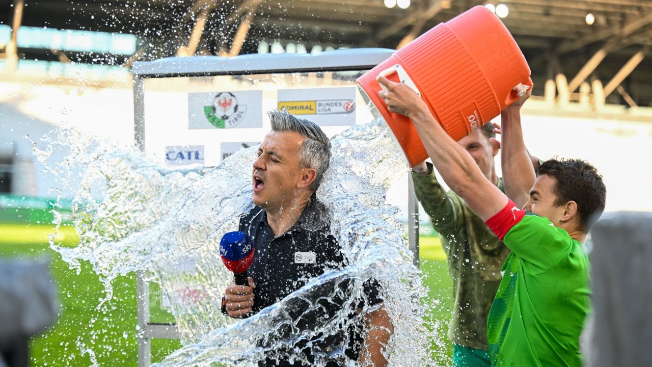 Ex-Kapitän Valentino Müller feiert Trainer Semlic nach dem geschafften Klassenerhalt.