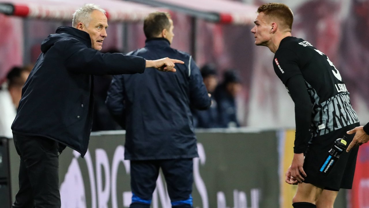 Philipp Lienhart bekommt Anweisungen von Christian Streich
