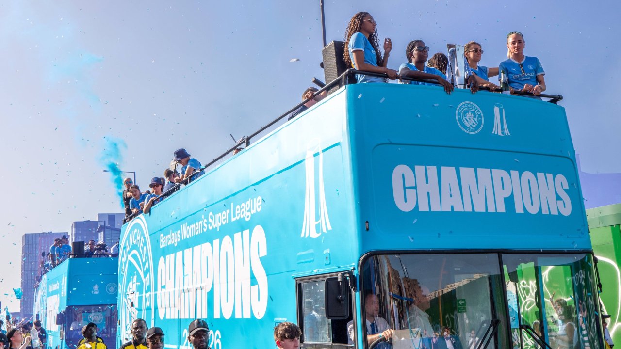 Der Meistertitel wurde zusammen mit den Männern nach ihrem FA-Cup-Titel mit einer Busparade gefeiert.