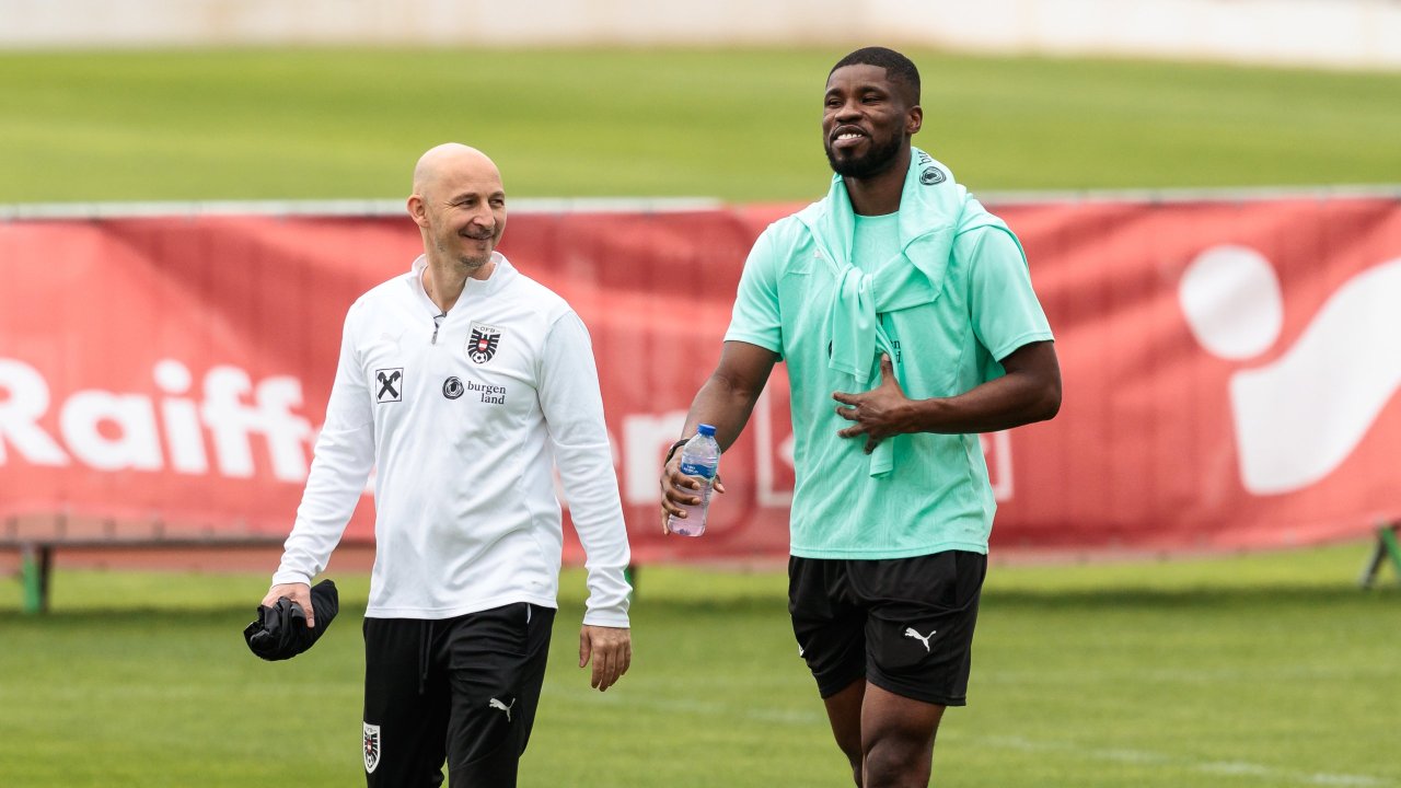 Teamrzt Michael Fiedler mit Kevin Danso