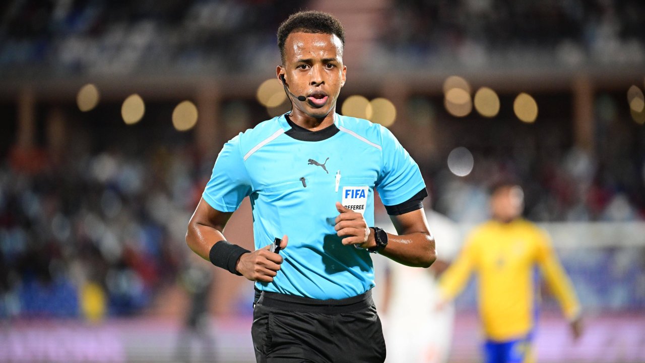These: Die Schiedsrichter-Leistungen bei dieser WM lassen teilweise zu wünschen übrig. Bei einer Weltmeisterschaft sollten wirklich nur die besten Referees der Welt zum Einsatz kommen, ohne irgendwelche Quoten erfüllen zu müssen.