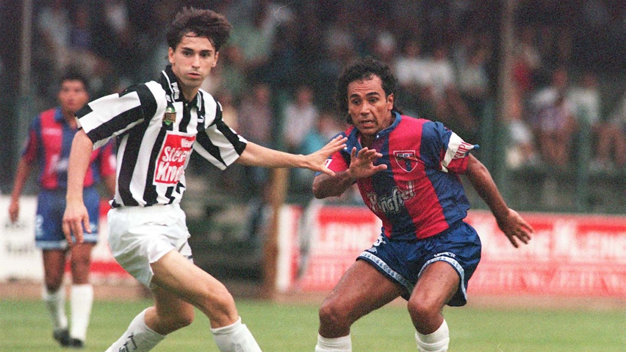 Hugo Sanchez im Duell mit Günther Neukirchner bei einem Test mit Atlante
