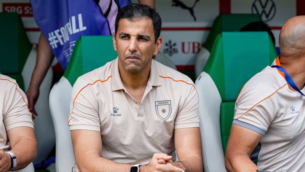 Der Trainer der Jordanier, Jamal Sellami. Seine Vergangenheit als kompormissloser Sechser sieht man ihm noch heute an