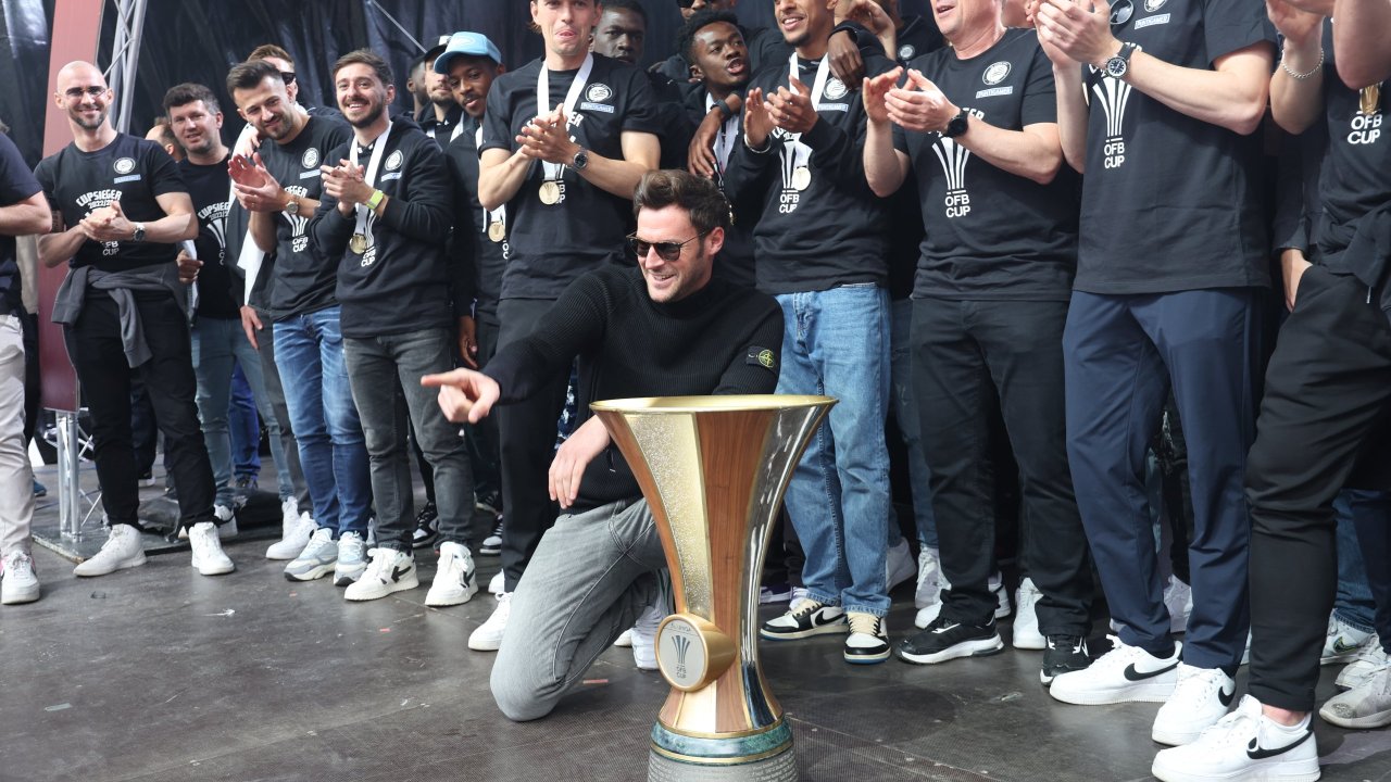 Die Frage "Rot oder Schwarz" wurde für Paul Pizzera früh geklärt. Hier ist er mit "seinen" Kickern beim Cupsieg 2023 zu sehen