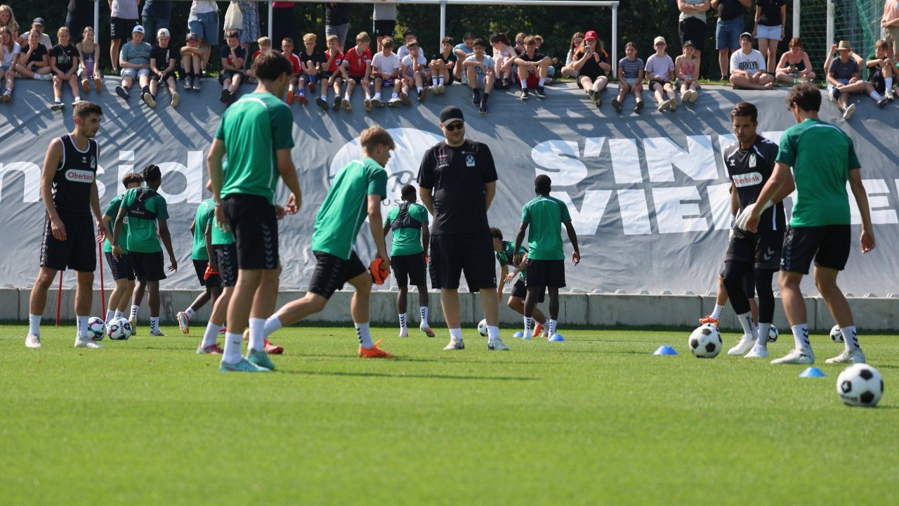 Der neue Trainer Mario Despotovic beim Trainingsauftakt