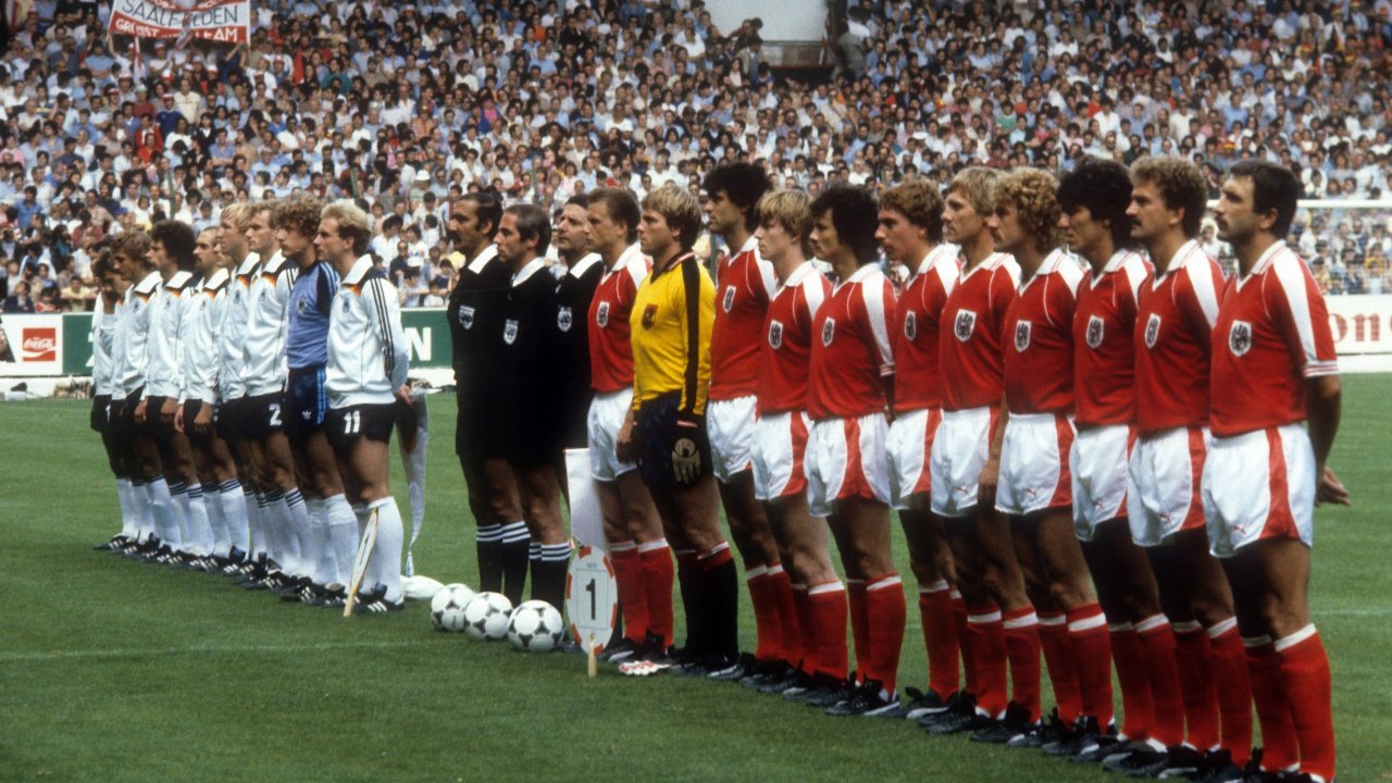 Die Nationalteams von Österreich und der BRD vor dem Spiel in Gijon 1982