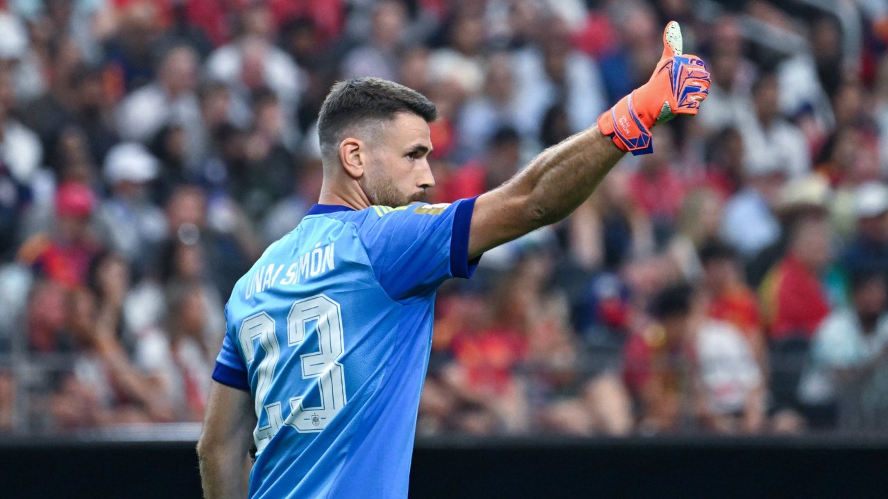 An Spanien-Keeper Unai Simon imponiert ihm, dass der Torchancen verhindert, bevor es gefährlich wird.