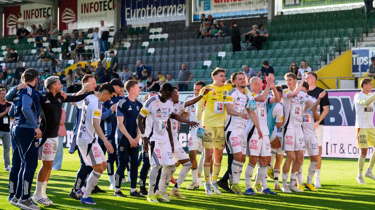 Erleichterte Stimmung nach dem geschafften Klassenerhalt im Mai