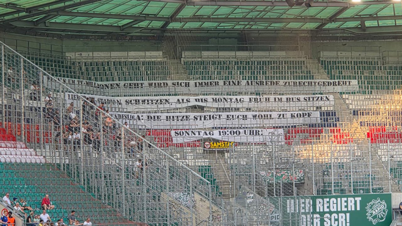 Für ein Auswärtsspiel am Sonntagabend in Wien enthüllten Altach-Fans ein kritisches Spruchband