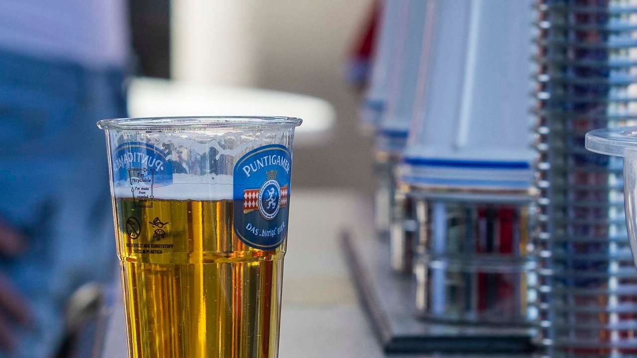 So viel müssen Fans in den Bundesliga-Stadien für Bier "blechen"