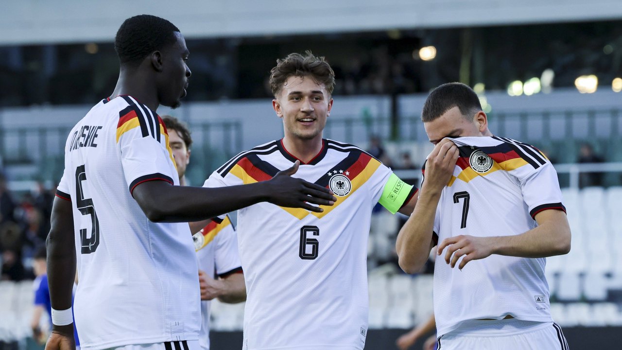 Joshua Quarshie mit den deutschen Top-Talenten Tom Bischoff (Bayern) und Said El Mala (Köln).