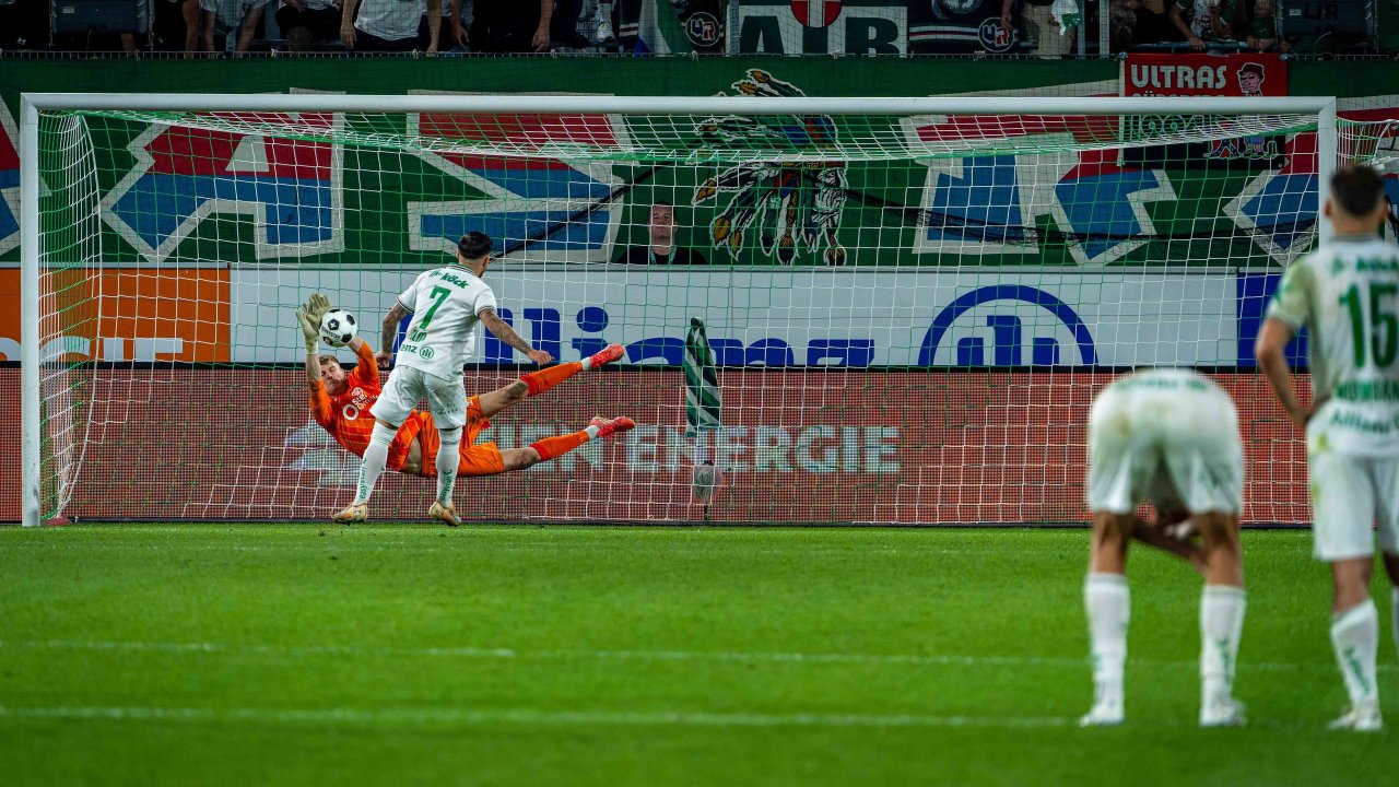 Marco Tilio tritt zum entscheidenden Rapid-Elfmeter gegen die Hearts mit seinem schwachen Fuß an und scheitert - sind in diesem Moment Österreichs Chancen auf Platz 15 gestorben?