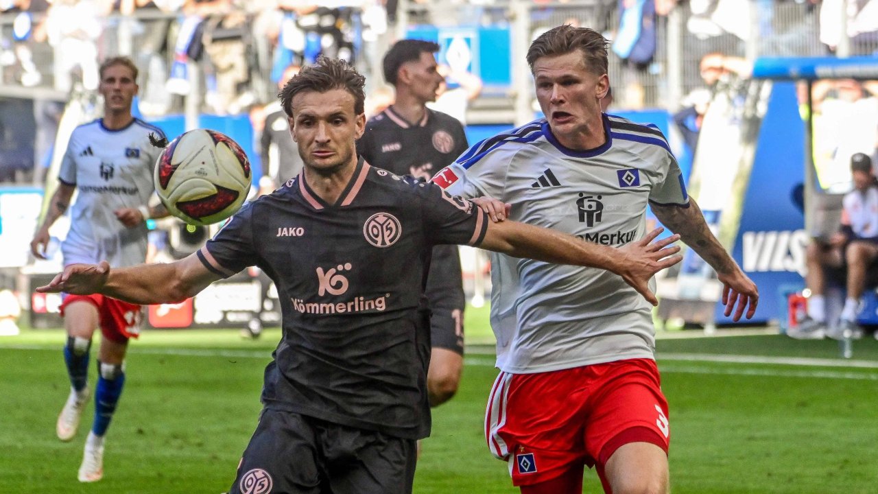 Posch (29) im Duell mit dem 13 Jahre jüngeren Louis Lemke vom HSV.