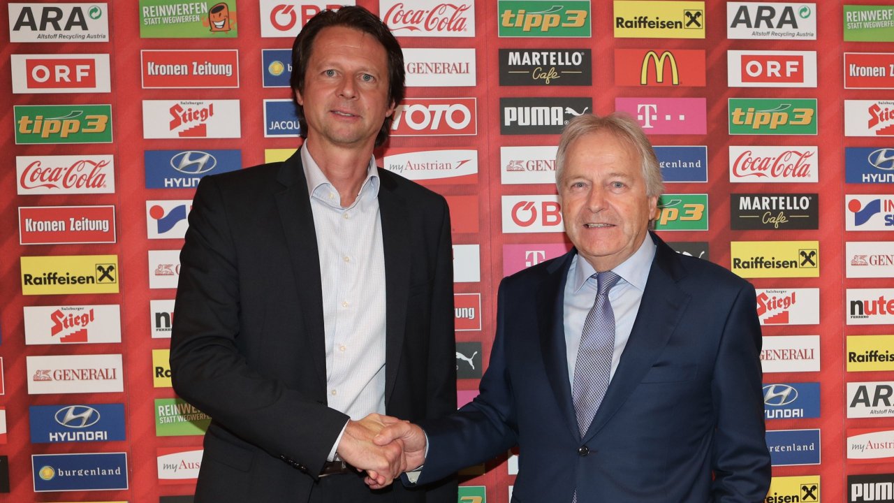 Schöttel bei seinem Amtsantritt mit dem damaligen ÖFB-Boss Leo Windtner
