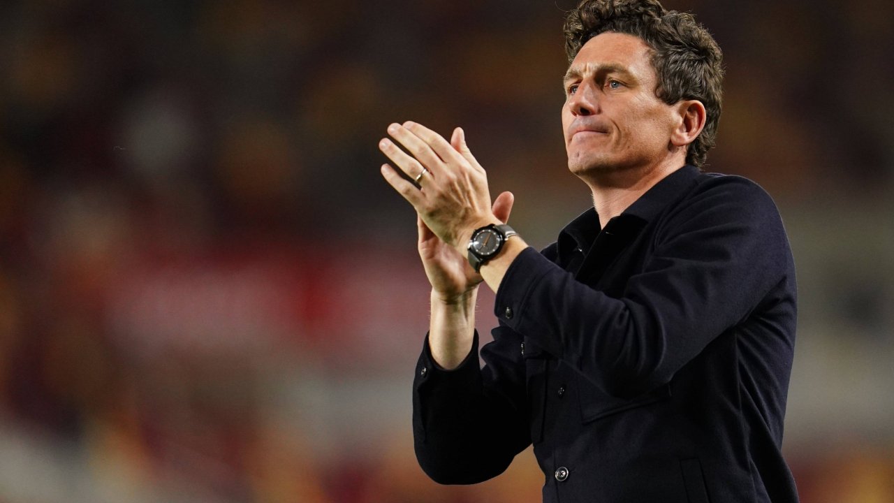 Keith Andrews übernahm Brentford ohne jegliche Cheftrainer-Erfahrung. Von 2024 bis 2025 war er Standardtrainer beim Klub, davor Co bei Sheffield, Irland und MK Dons.