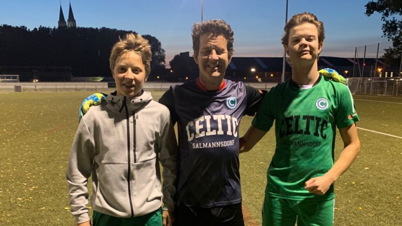 Carl-Wolfgang Stubenberg (M) mit zwei seiner drei Söhne Camillo und Matteo; aus dem Jahr 2023