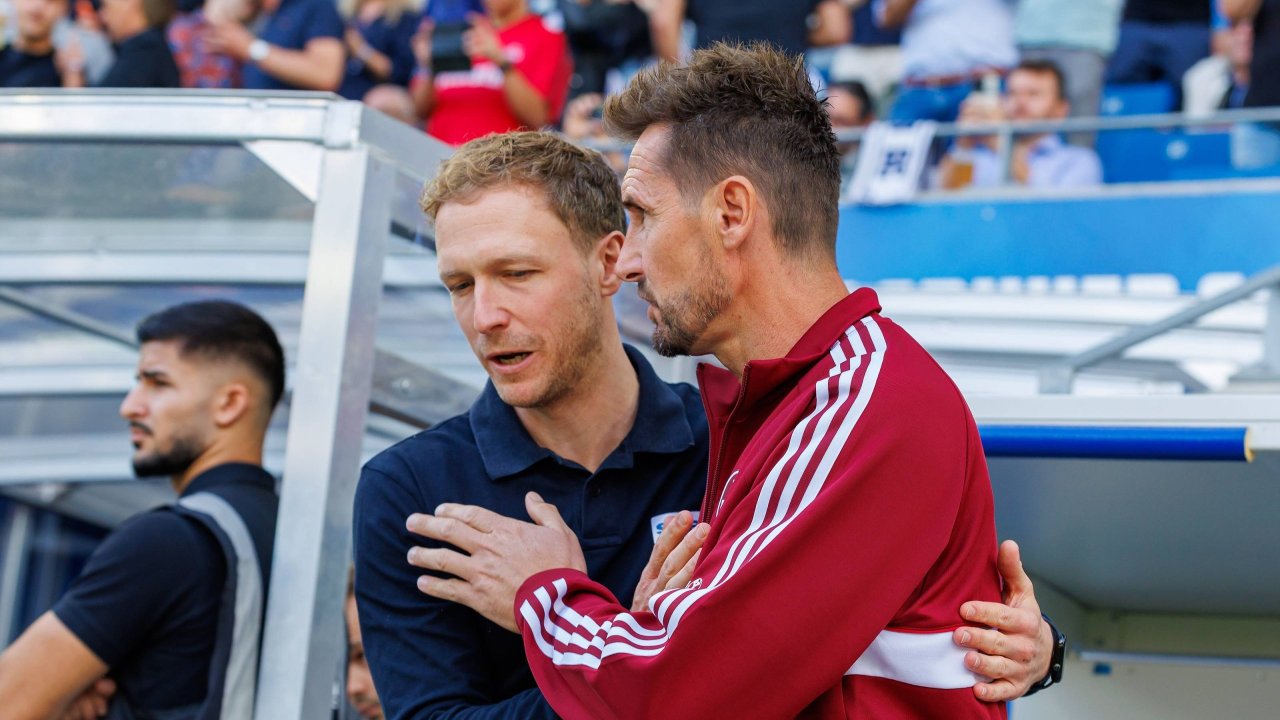 Maximilian Senft und Nürnberg-Coach Miroslav Klose.