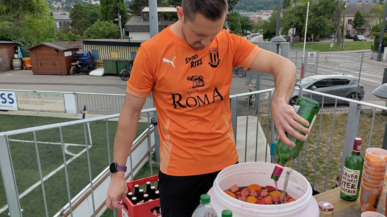 Der Sangria für die Fans wird vorbereitet