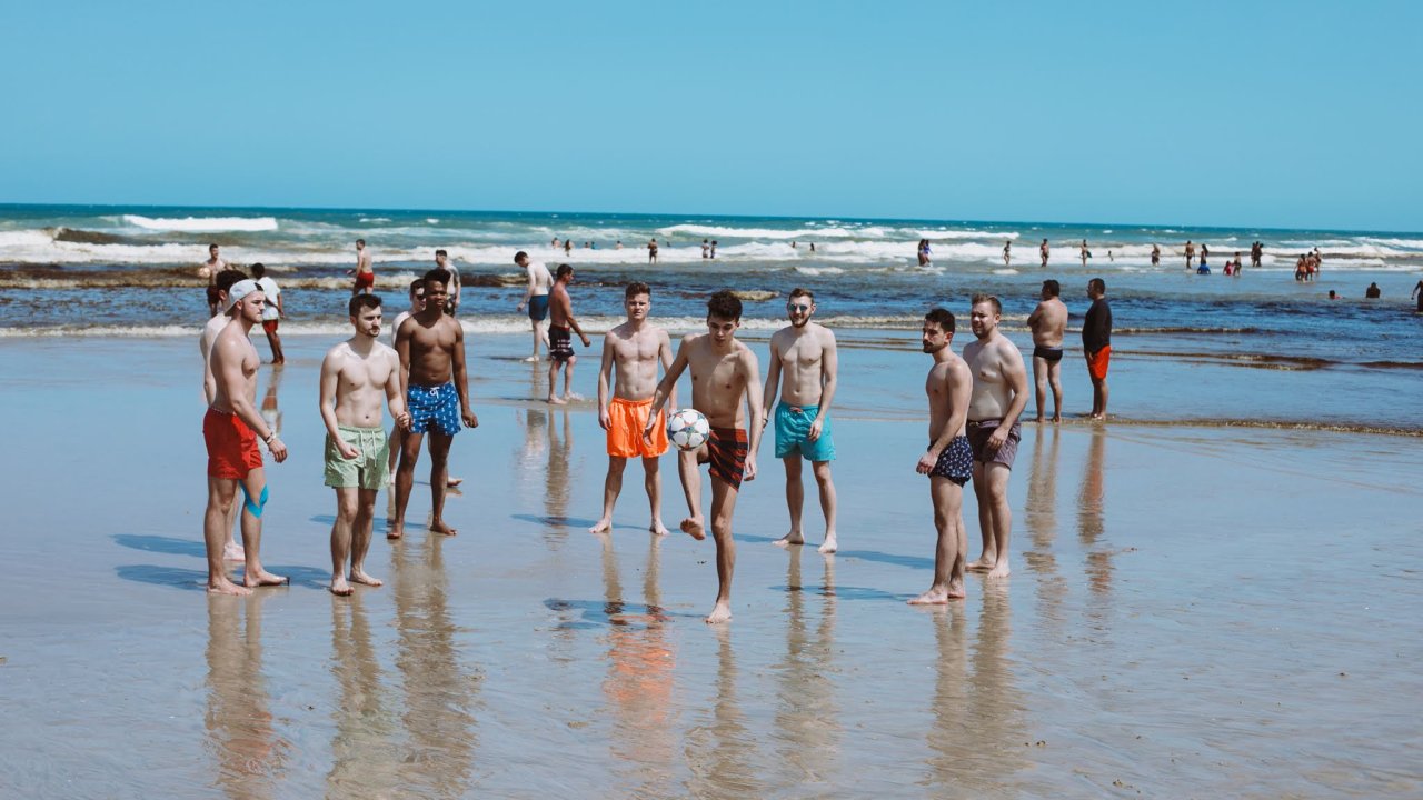 Die Unicorns mit einigen Brasilianern beim Strand-Kick.