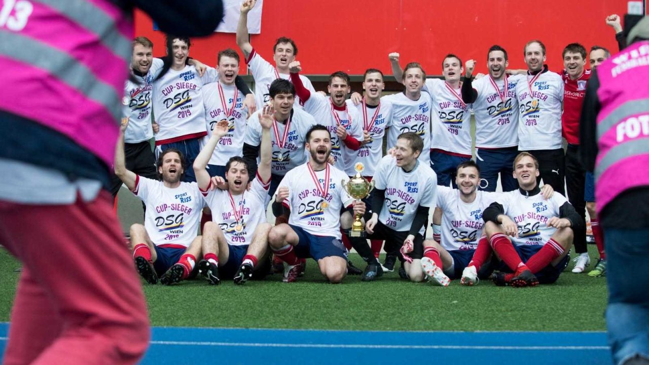 Der SC Cover-Direct nach dem DSG-Cupsieg im Jahr 2019. Ivanov mit Pokal, Havlik 3.v.R. in der hinteren Reihe.