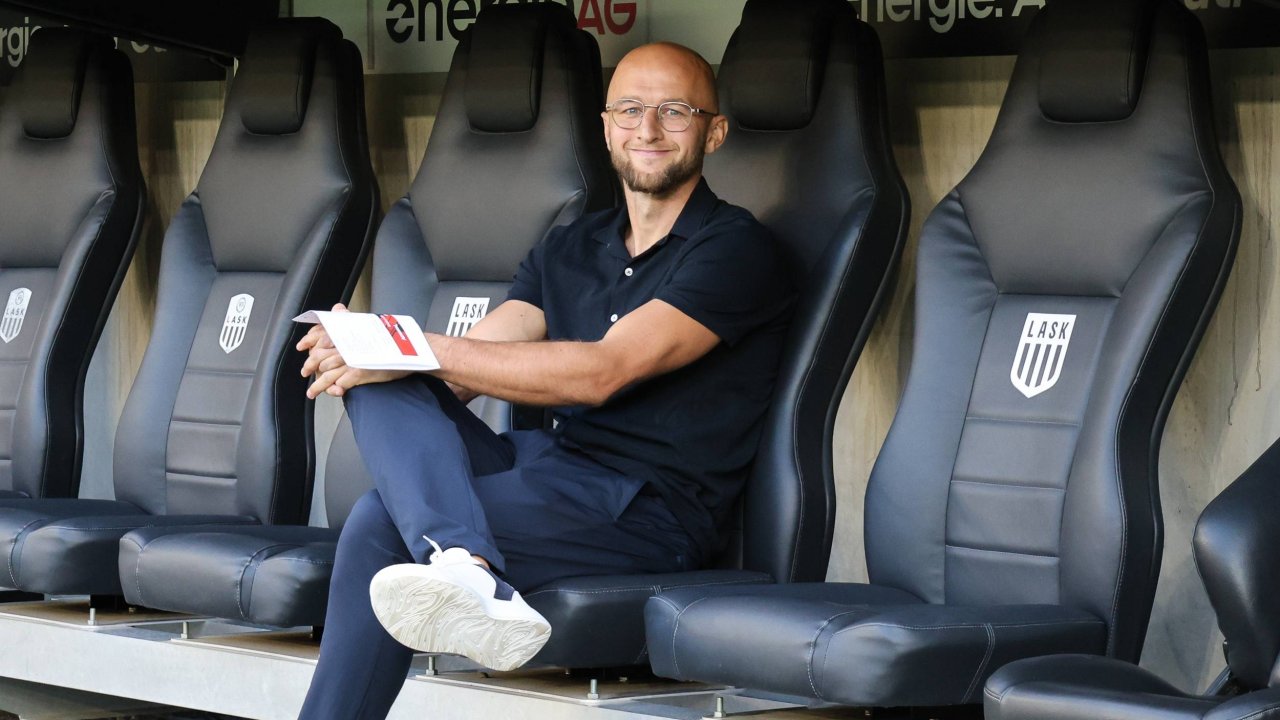 Ein Bild, an das man sich gewöhnen könnte - Gernot Trauner auf einer Trainerbank