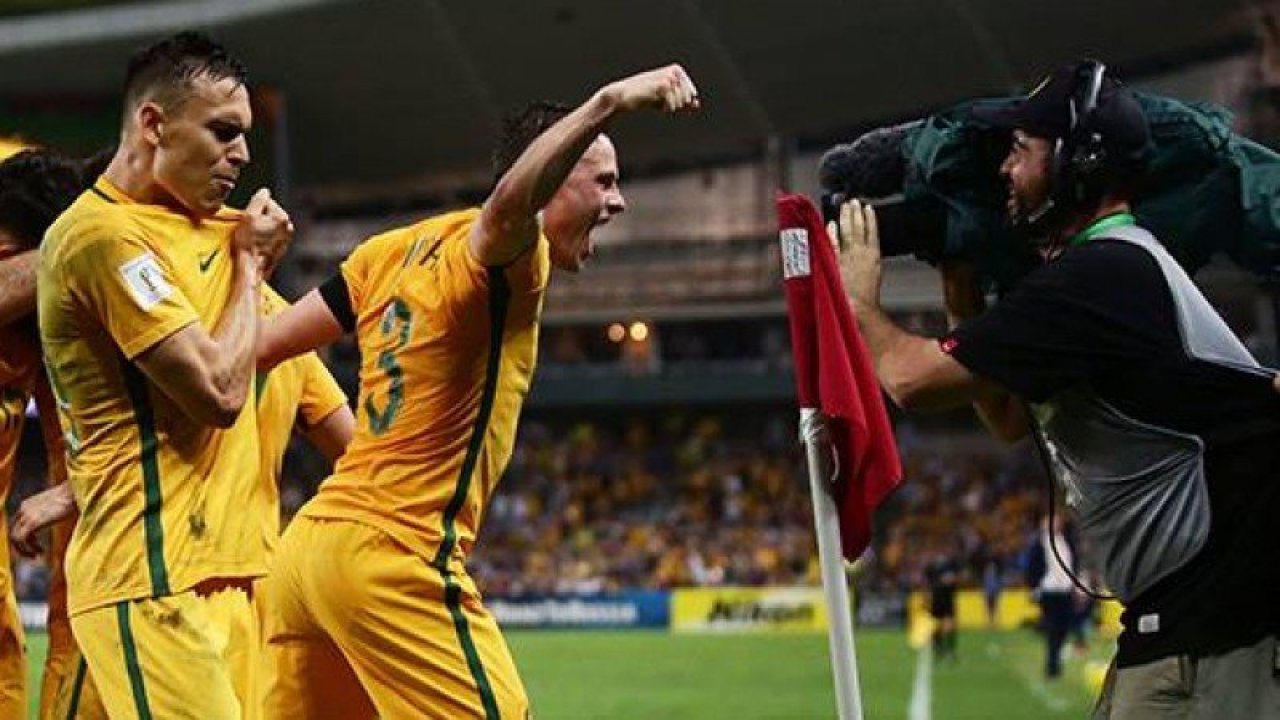 Der australische Fußball ist sehr physisch, das kann man hier erahnen