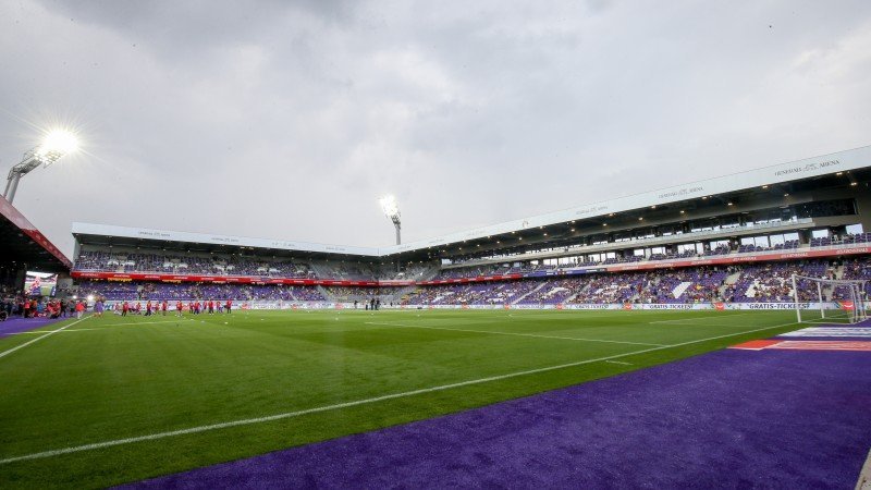 Austria-Spieler werden von LKW-Fahrern auf den Platz begleitet