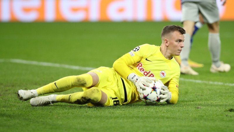 Red Bull Salzburg-Keeper Philipp Köhn beim VfB Stuttgart am Zettel