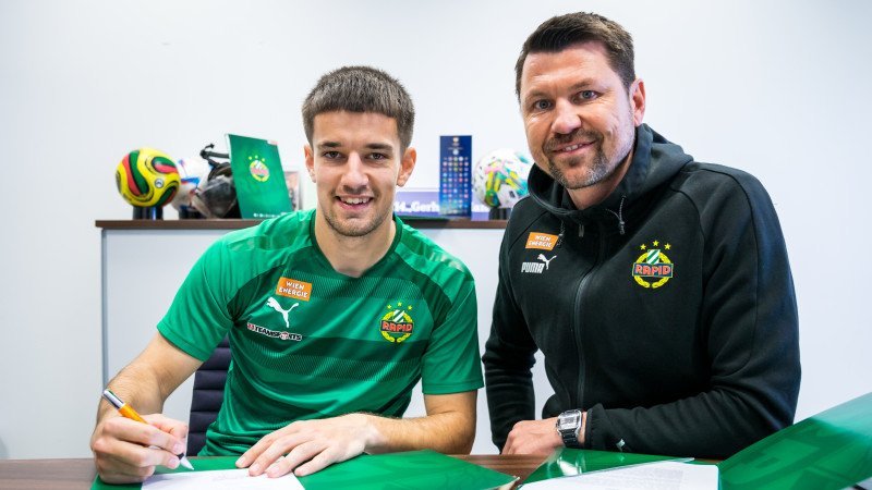 Der SK Rapid verlängert mit Jonas Auer langfristig
