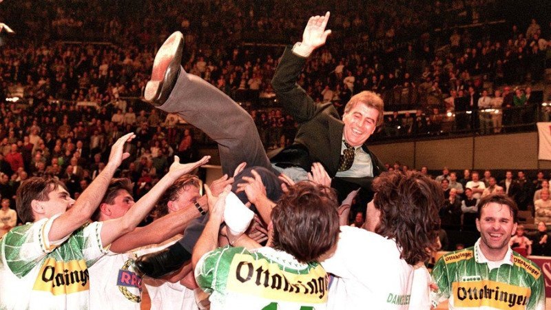 Da ließen ihn die Spieler hochleben.
