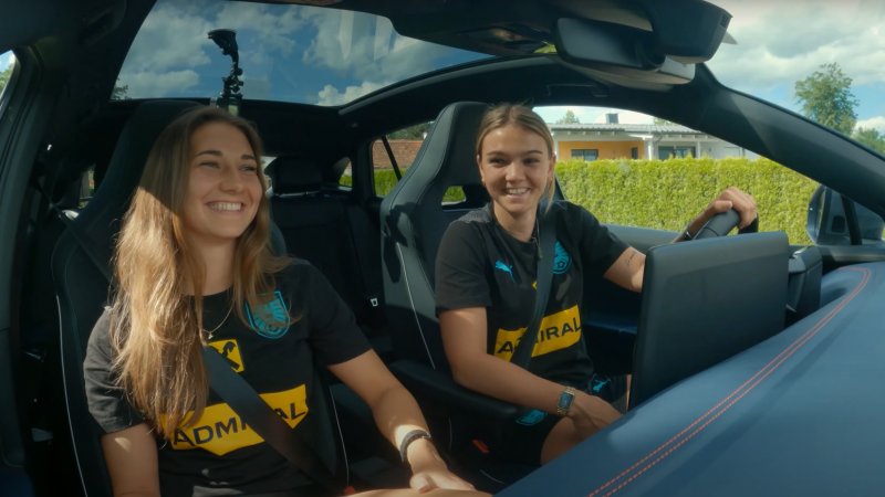 Die ÖFB-Nationalspielerinnen duellieren sich im Quiz-Taxi