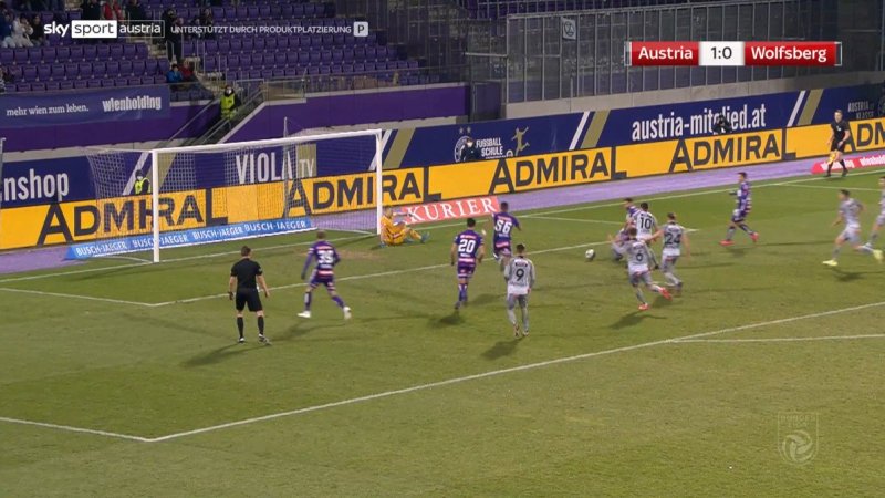 Galvao ist als erster am Ball - er ist aber auch zu früh gestartet. Daher muss der Elfmeter wiederholt werden.