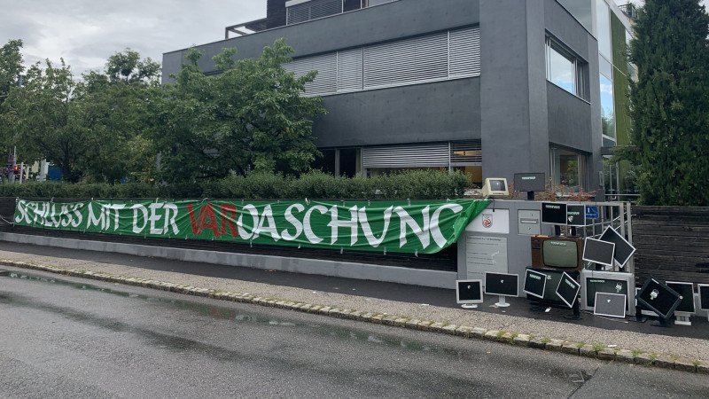 Vor Bundesliga-Zentrale: Rapid-Fans protestieren gegen den VAR