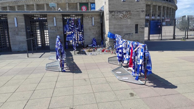 Die Gedenkstätte für Kay Bernstein vor dem Olympiastadion