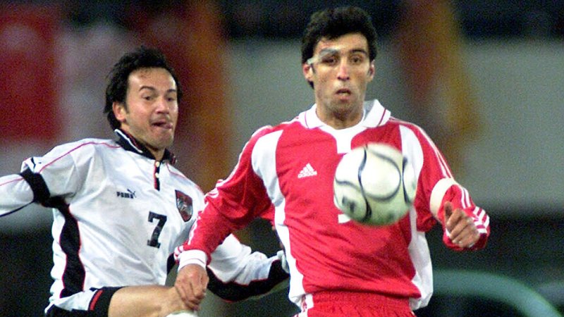 Rekordtorschütze Hakan Şükür im Duell mit Gerhard Strafner.