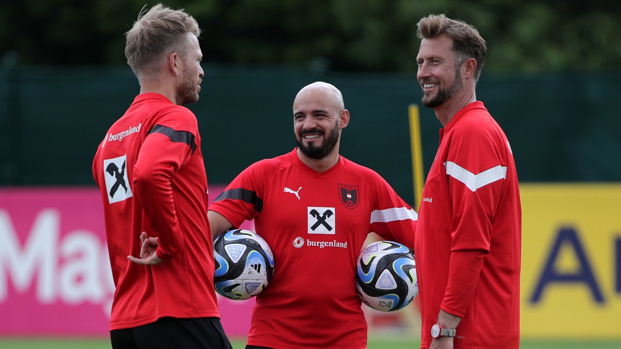 Das Trainerteam, hier die Co-Trainer Peter Perchtold, Lars Kornetka und Onur Cinel, werden intern wohl anders sprechen