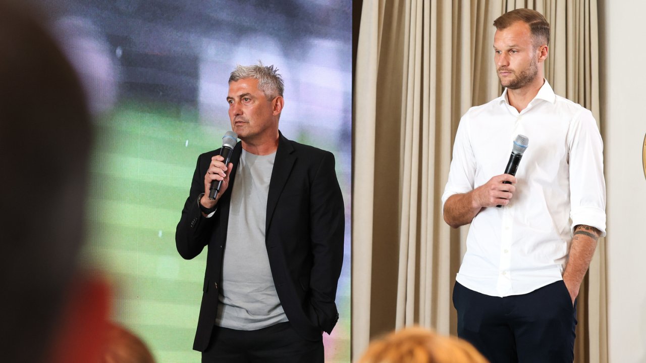 Markus Mader und Lustenau-Kapitän Matthias Maak beim Saison-Opening der Bundesliga.