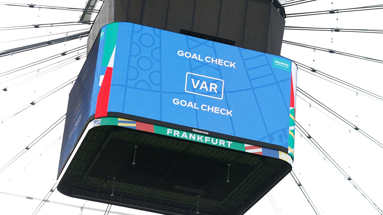 Der große Video-Würfel im Stadion von Frankfurt.