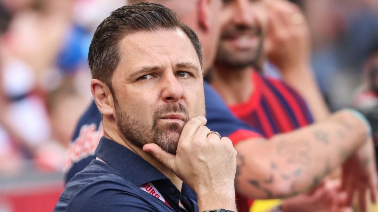 Salzburg-Sportchef Bernhard Seonbuchner musste sich gegen mehrere Clark-Interessenten durchsetzen