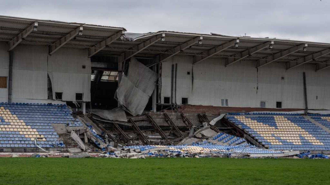 Zerbombte Stadien gab und gibt es in der Ukraine nicht nur wie hier zu sehen in Bachmut.