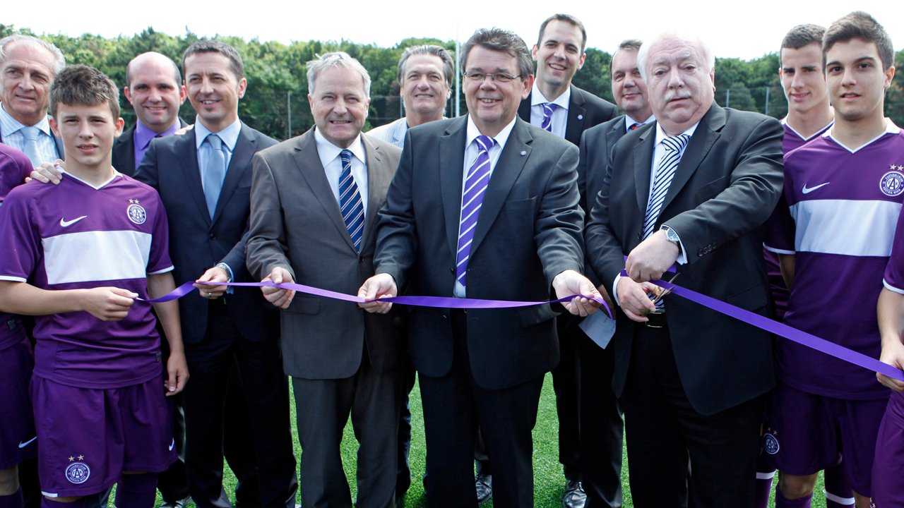 Michael Häupl durchschneidet das violette Band und eröffnet in Anwesenheit von viel Prominenz 2010 die Austria-Akademie am Laaerberg