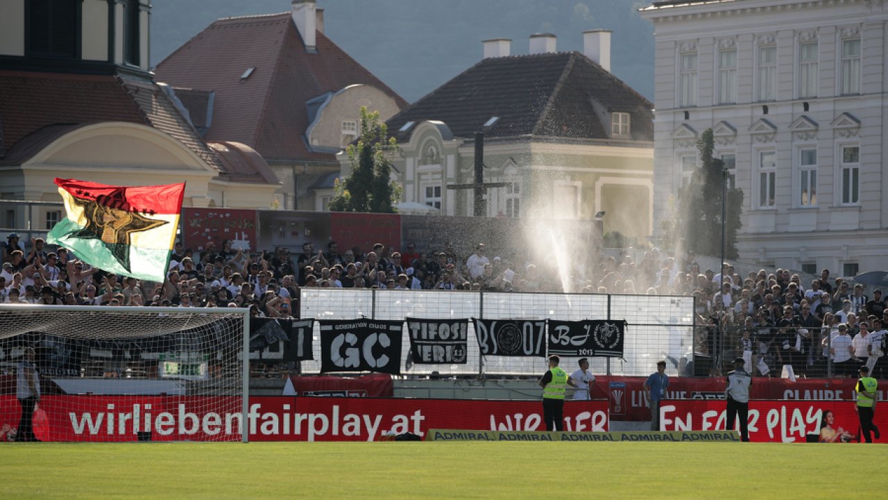 Das schon etwas ältere Stadion in Krems. Ein netter Ausblick, fast einzigartig