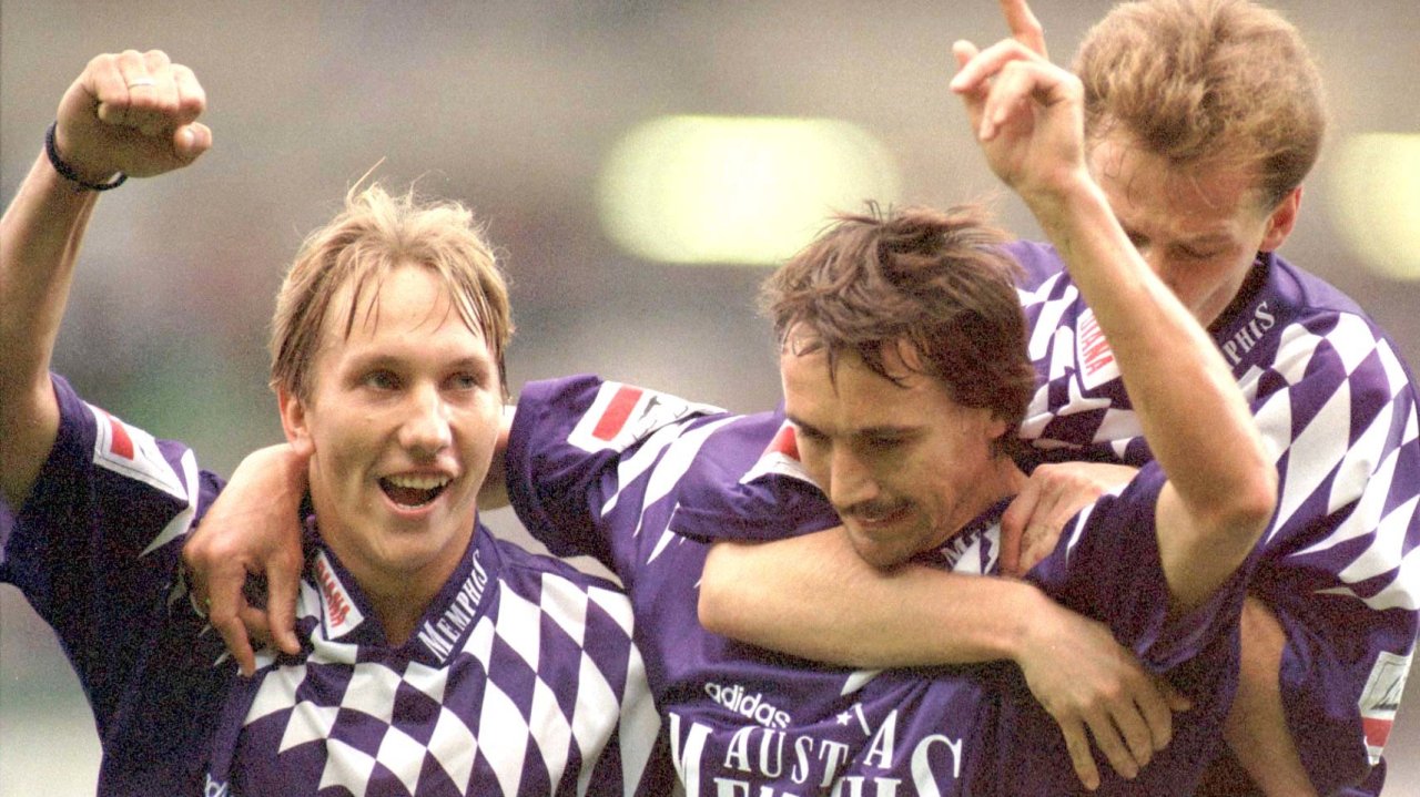 1995 war der VAR noch Zukunftsmusik, als hier Manfred Schmid, Peter Pacult und Toni Pfeffer jubelten (v.l.).