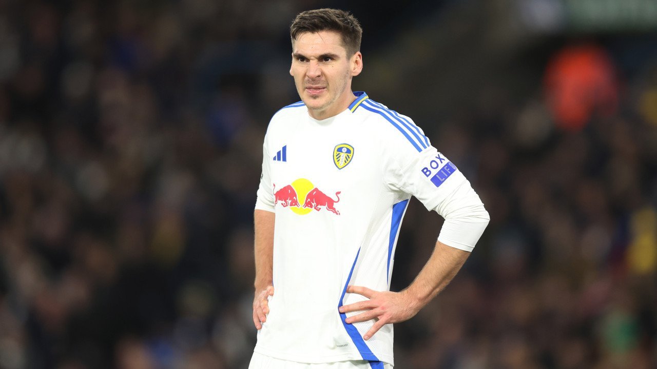 Bild mit Seltenheitswert - Max Wöber steht für Leeds am Rasen